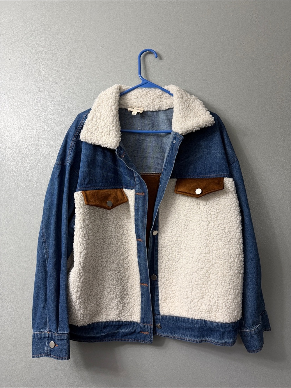 BiBi women's blue denim jacket cream sherpa-lined collar, white sherpa panels